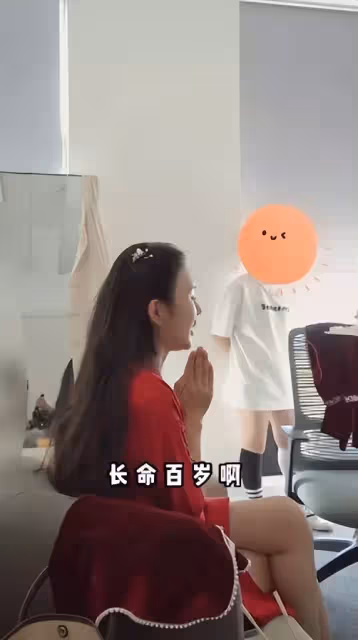 相差31歲忘年戀！71歲名導為「小31歲嬌妻慶生」　妻子穿開衩紅裙明艷動人「祈禱老公長命百歲」坦言：結婚不是為了錢