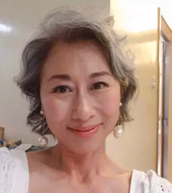 「新凍齡女神」59歲的葉童，60歲的葉倩文，她們滿頭白髮，足以讓溫碧霞羞愧不已，網友：高清鏡頭下都「露餡」了