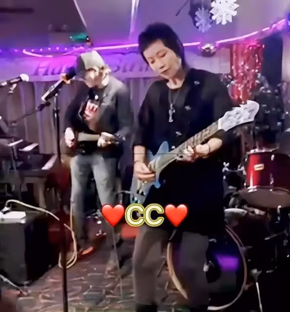 「新凍齡女神」59歲的葉童，60歲的葉倩文，她們滿頭白髮，足以讓溫碧霞羞愧不已，網友：高清鏡頭下都「露餡」了