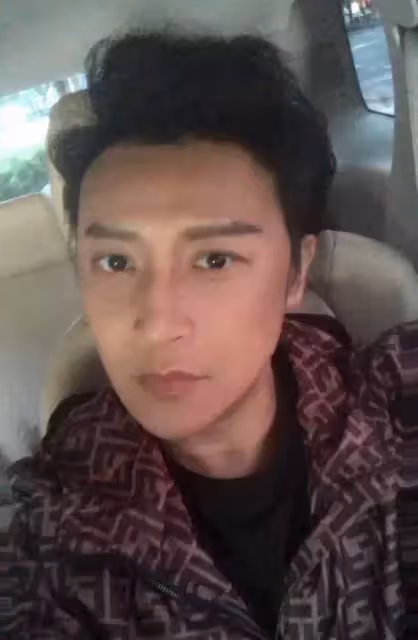 陳志朋折騰半生，終於回歸正常穿衣，如今49歲反而帥氣有型
