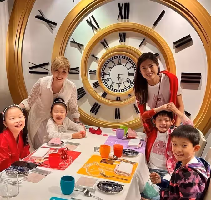 湯盈盈帶兩個女兒過節！2個女兒開心出鏡，8歲大女兒神似父親，小女兒活潑可愛像媽媽