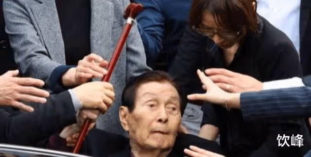 白手起家賺了千億，89歲還讓26歲女星服務，95歲高齡迎來牢獄之災