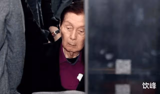 白手起家賺了千億，89歲還讓26歲女星服務，95歲高齡迎來牢獄之災