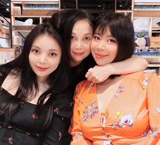 李宗盛前妻罕見曬母女合照，大女兒美艷絕倫，現已定居日本