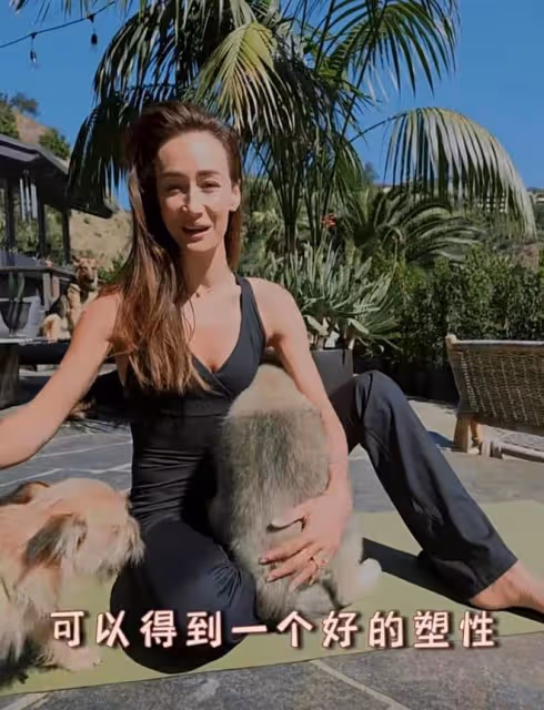 43歲李美琪近照曝光，容顏蒼老髮際線後移，住豪宅與狗為伴