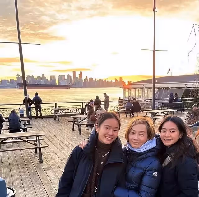 張國榮前女友毛舜筠近況曝光!身材消瘦臉頰凹陷,倆女兒罕見露面