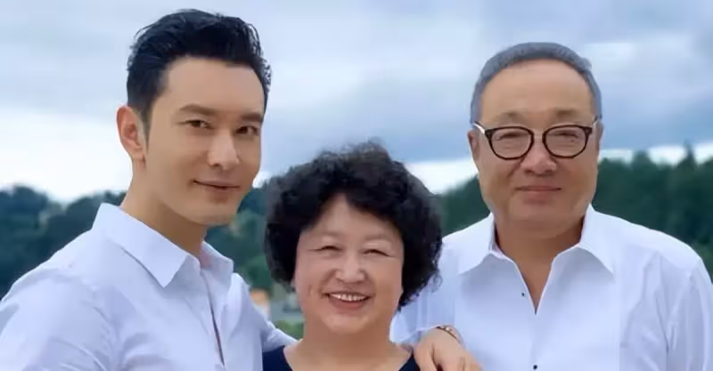 黃曉明母親節給媽媽送花，黃媽打扮樸素，家中水瓶捨不得扔好節儉