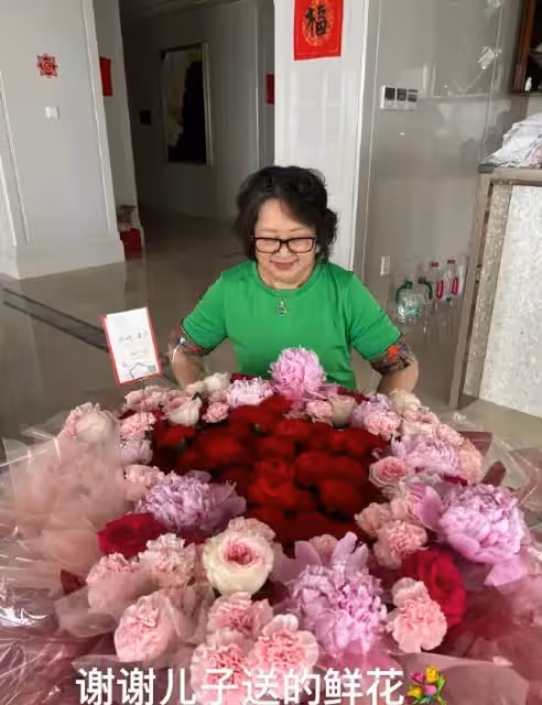 黃曉明母親節給媽媽送花,黃媽打扮樸素,家中水瓶捨不得扔好節儉