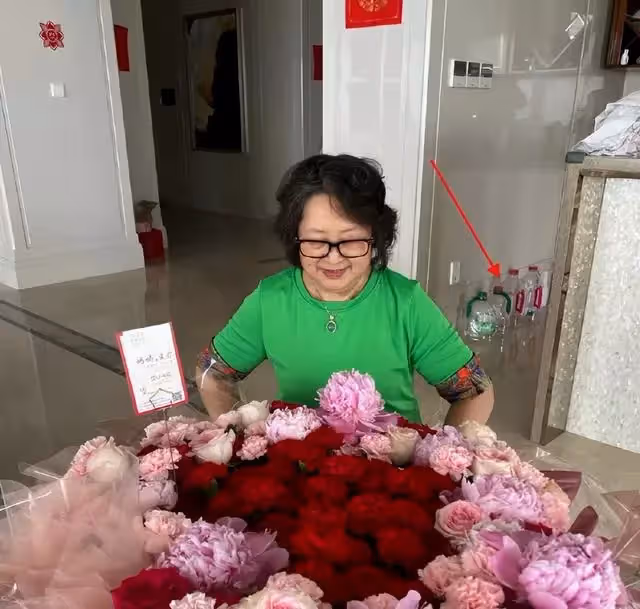 黃曉明母親節給媽媽送花,黃媽打扮樸素,家中水瓶捨不得扔好節儉