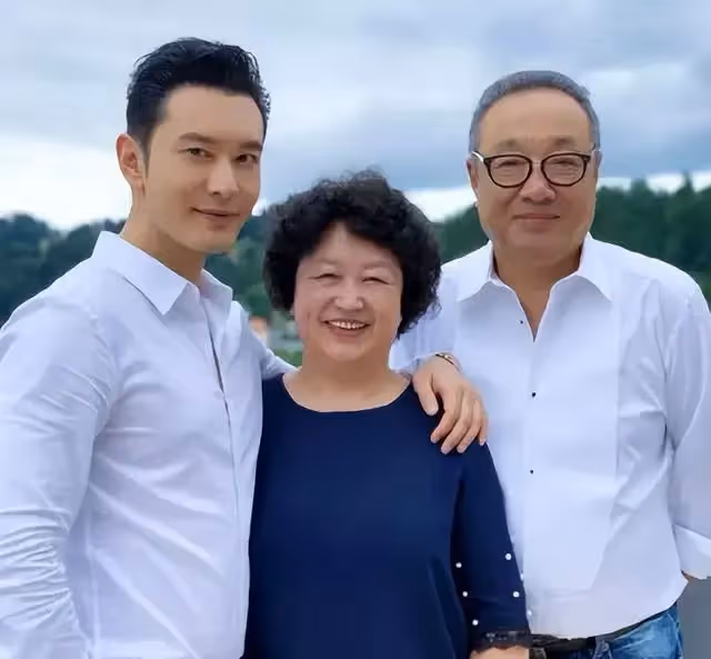 黃曉明母親節給媽媽送花,黃媽打扮樸素,家中水瓶捨不得扔好節儉