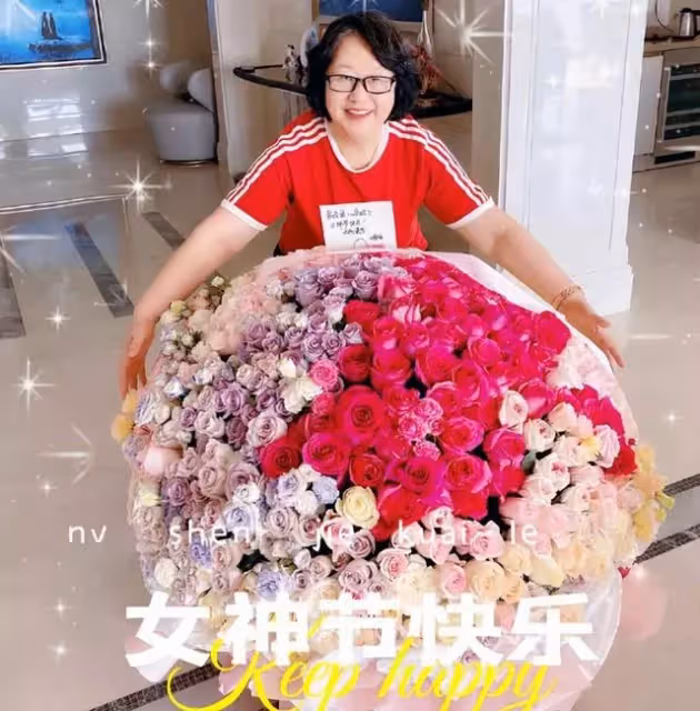 黃曉明母親節給媽媽送花,黃媽打扮樸素,家中水瓶捨不得扔好節儉
