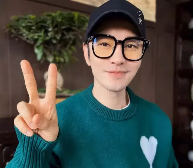 黃曉明母親節給媽媽送花,黃媽打扮樸素,家中水瓶捨不得扔好節儉