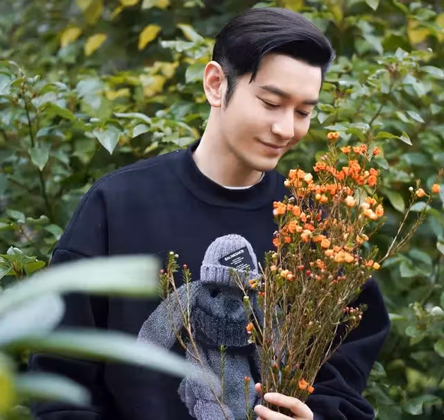 黃曉明母親節給媽媽送花,黃媽打扮樸素,家中水瓶捨不得扔好節儉