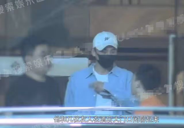 歐豪深夜與人聚會太嗨，站路邊與豐滿美女摟抱，一同離去互動曖昧