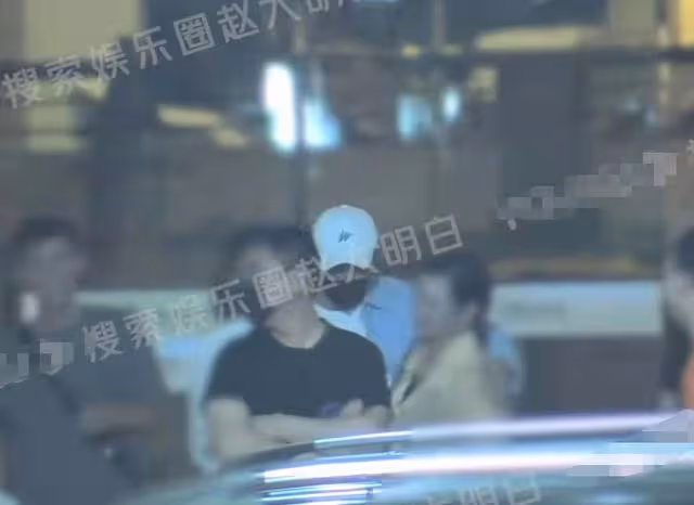 歐豪深夜與人聚會太嗨，站路邊與豐滿美女摟抱，一同離去互動曖昧