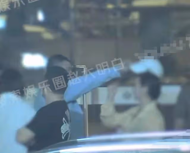 歐豪深夜與人聚會太嗨，站路邊與豐滿美女摟抱，一同離去互動曖昧