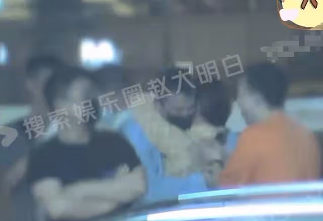歐豪深夜與人聚會太嗨，站路邊與豐滿美女摟抱，一同離去互動曖昧
