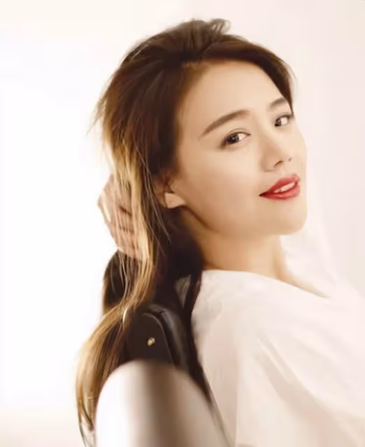 歐豪深夜與人聚會太嗨，站路邊與豐滿美女摟抱，一同離去互動曖昧