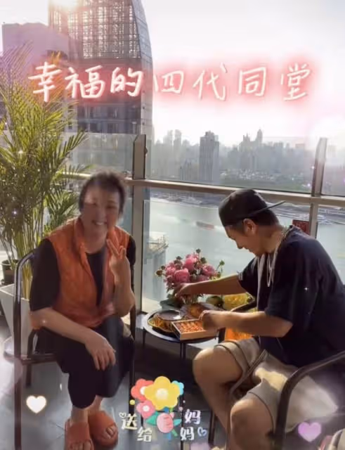 陳浩民家四代人同框！全家居黃浦江畔曬太陽，滿桌精緻甜品互相喂