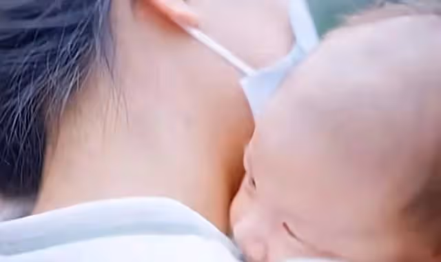 宋丹丹兒媳住20萬月子中心！全家合影笑開花，4歲大兒子虎頭虎腦