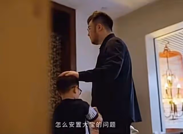 宋丹丹兒媳住20萬月子中心！全家合影笑開花，4歲大兒子虎頭虎腦