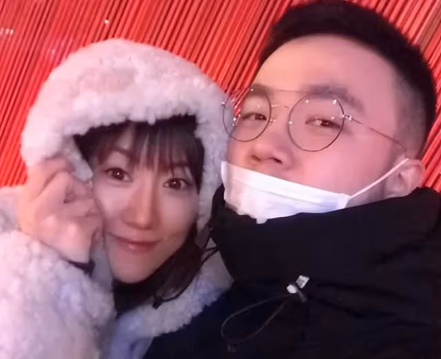 宋丹丹兒媳住20萬月子中心！全家合影笑開花，4歲大兒子虎頭虎腦