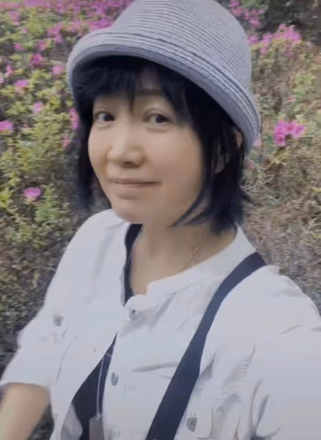 53歲斯琴格日樂現身日本，一頭短髮素顏發福變化大，曬照手舞足蹈