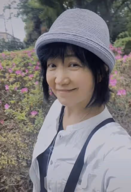 53歲斯琴格日樂現身日本，一頭短髮素顏發福變化大，曬照手舞足蹈