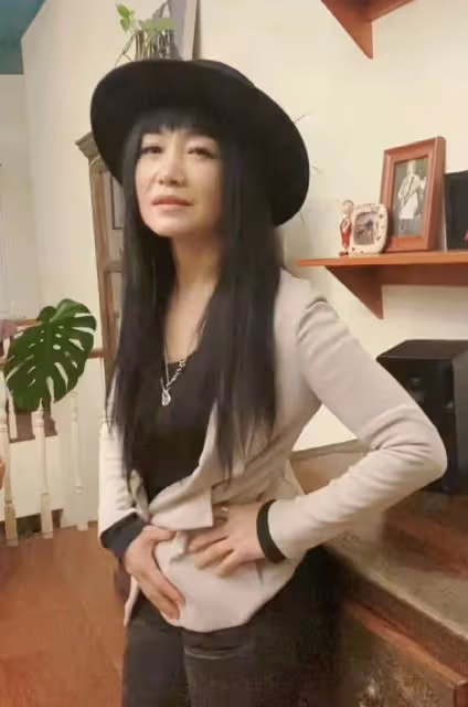 53歲斯琴格日樂現身日本，一頭短髮素顏發福變化大，曬照手舞足蹈
