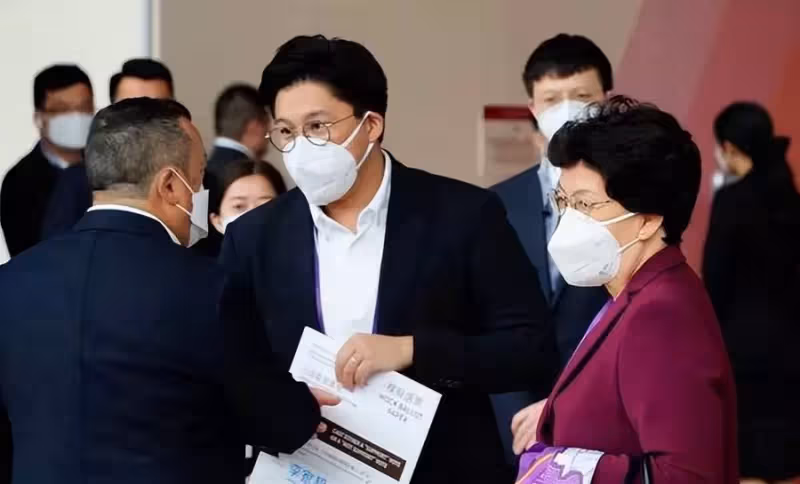 霍啟剛一家五口外出聚餐！光顧平價餐廳，大女兒「正臉首次曝光」三小隻穿同款外套，網贊：這是見過最低調的豪門