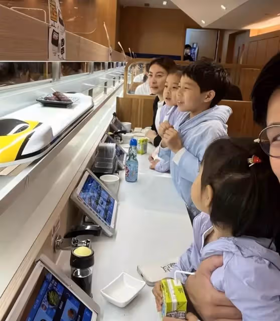 霍啟剛一家五口外出聚餐！光顧平價餐廳，大女兒「正臉首次曝光」三小隻穿同款外套，網贊：這是見過最低調的豪門