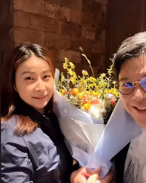 霍啟剛一家五口外出聚餐！光顧平價餐廳，大女兒「正臉首次曝光」三小隻穿同款外套，網贊：這是見過最低調的豪門