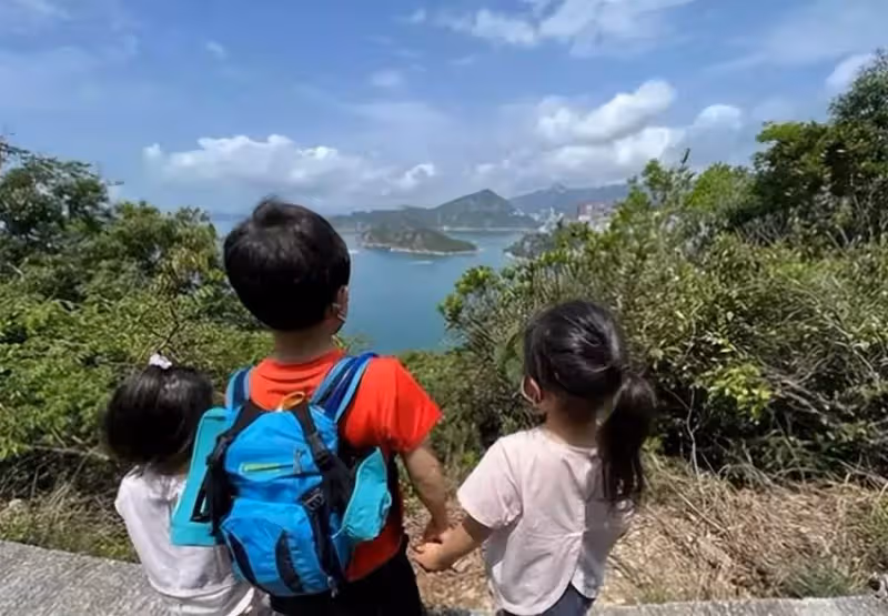 霍啟剛一家五口外出聚餐！光顧平價餐廳，大女兒「正臉首次曝光」三小隻穿同款外套，網贊：這是見過最低調的豪門