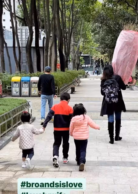 霍啟剛一家五口外出聚餐！光顧平價餐廳，大女兒「正臉首次曝光」三小隻穿同款外套，網贊：這是見過最低調的豪門