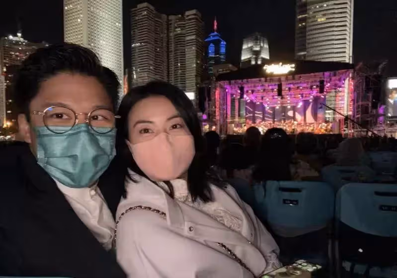 霍啟剛一家五口外出聚餐！光顧平價餐廳，大女兒「正臉首次曝光」三小隻穿同款外套，網贊：這是見過最低調的豪門