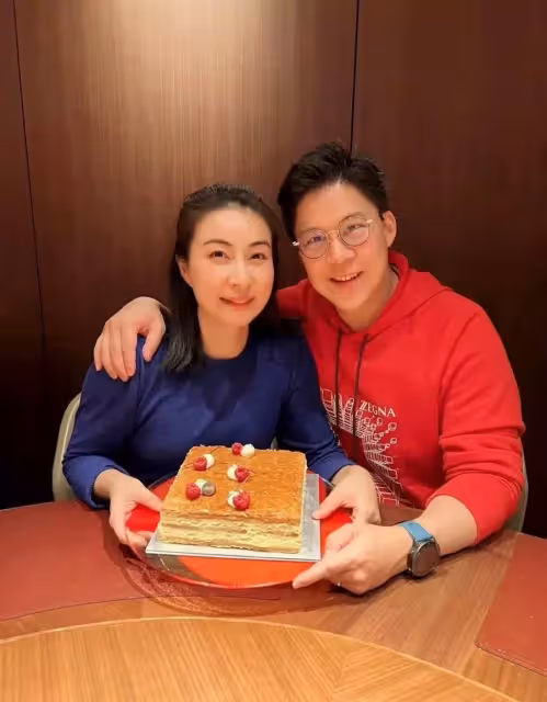 霍啟剛一家五口外出聚餐！光顧平價餐廳，大女兒「正臉首次曝光」三小隻穿同款外套，網贊：這是見過最低調的豪門