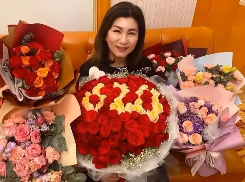 TVB「山頭」之一樂易玲在內地過母親節 眾多小生小花獻花為其慶祝