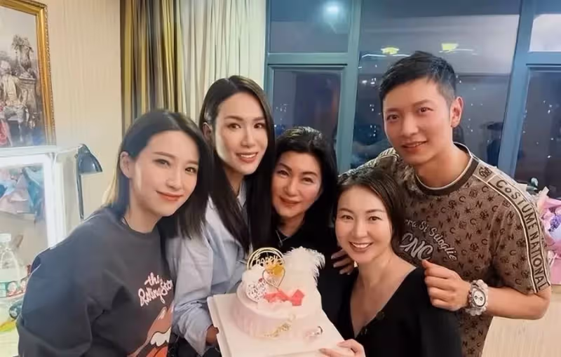TVB「山頭」之一樂易玲在內地過母親節 眾多小生小花獻花為其慶祝