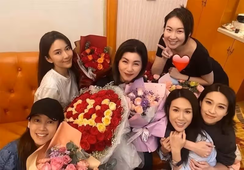 TVB「山頭」之一樂易玲在內地過母親節 眾多小生小花獻花為其慶祝