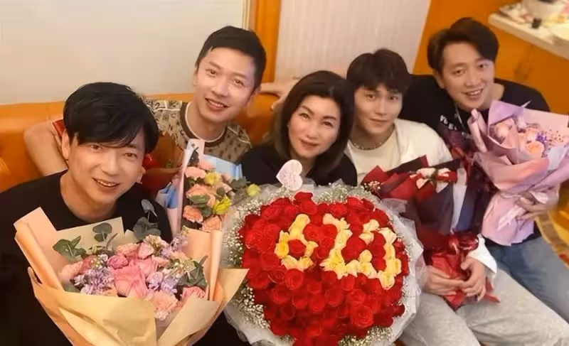 TVB「山頭」之一樂易玲在內地過母親節 眾多小生小花獻花為其慶祝