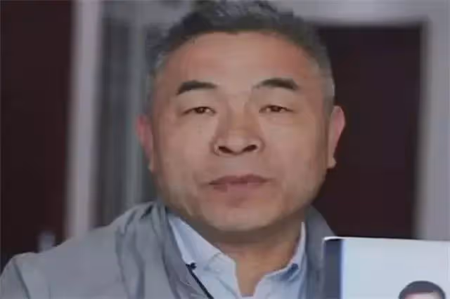 父親苦苦尋子24年,騎廢10輛車,如今終於找到孩子,結果卻令人驚訝,孩子:我要留在養父母家