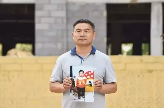 父親苦苦尋子24年,騎廢10輛車,如今終於找到孩子,結果卻令人驚訝,孩子:我要留在養父母家