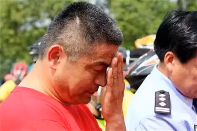 父親苦苦尋子24年,騎廢10輛車,如今終於找到孩子,結果卻令人驚訝,孩子:我要留在養父母家