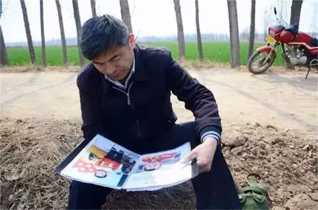 父親苦苦尋子24年,騎廢10輛車,如今終於找到孩子,結果卻令人驚訝,孩子:我要留在養父母家