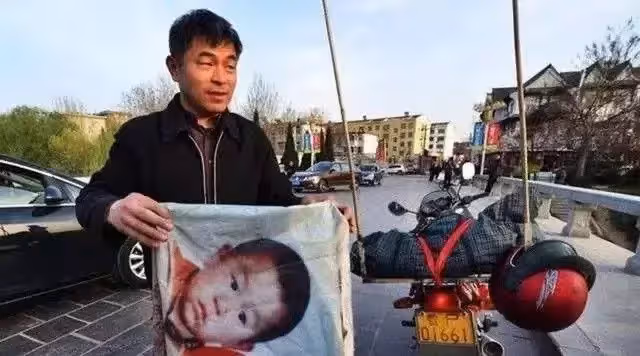 父親苦苦尋子24年,騎廢10輛車,如今終於找到孩子,結果卻令人驚訝,孩子:我要留在養父母家