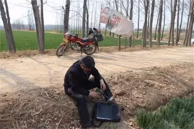 父親苦苦尋子24年,騎廢10輛車,如今終於找到孩子,結果卻令人驚訝,孩子:我要留在養父母家