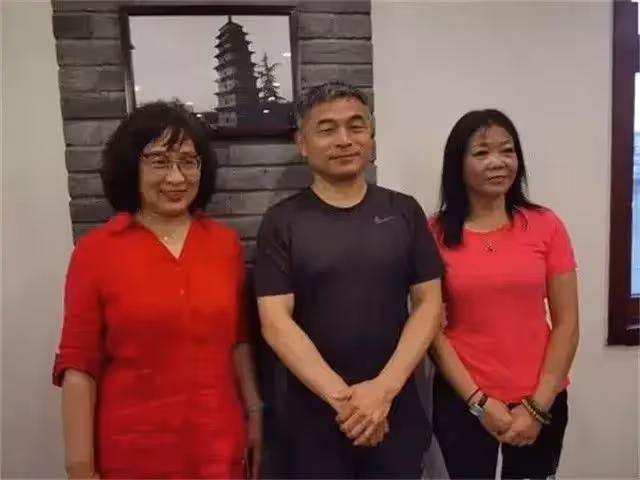 父親苦苦尋子24年,騎廢10輛車,如今終於找到孩子,結果卻令人驚訝,孩子:我要留在養父母家