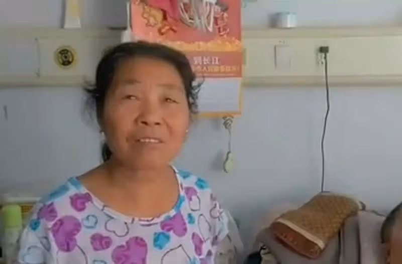 2006年,女婿意外被砸成植物人,岳母無怨無悔照顧他,十年後,女婿終於醒了