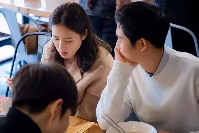 老人癱瘓,兒子讓妻子辭職照顧,女兒:你們兄弟輪流,我媽不伺候