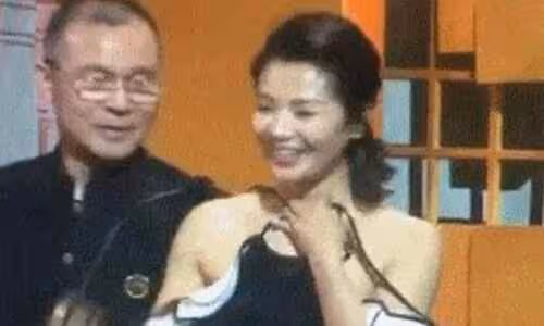 劉濤頒獎禮禮服掉落 網友:真尷尬社死現場